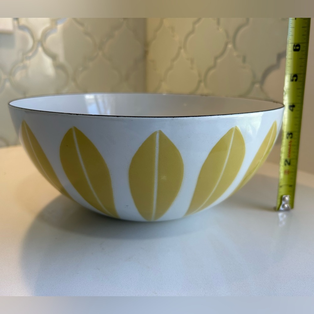 VTG MCM Catherineholm White/Yellow Butterscotch Lotus Leaf Enamel Bowl 9.5inch
